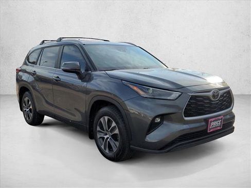 Used 2023 Toyota Highlander XLE image 3