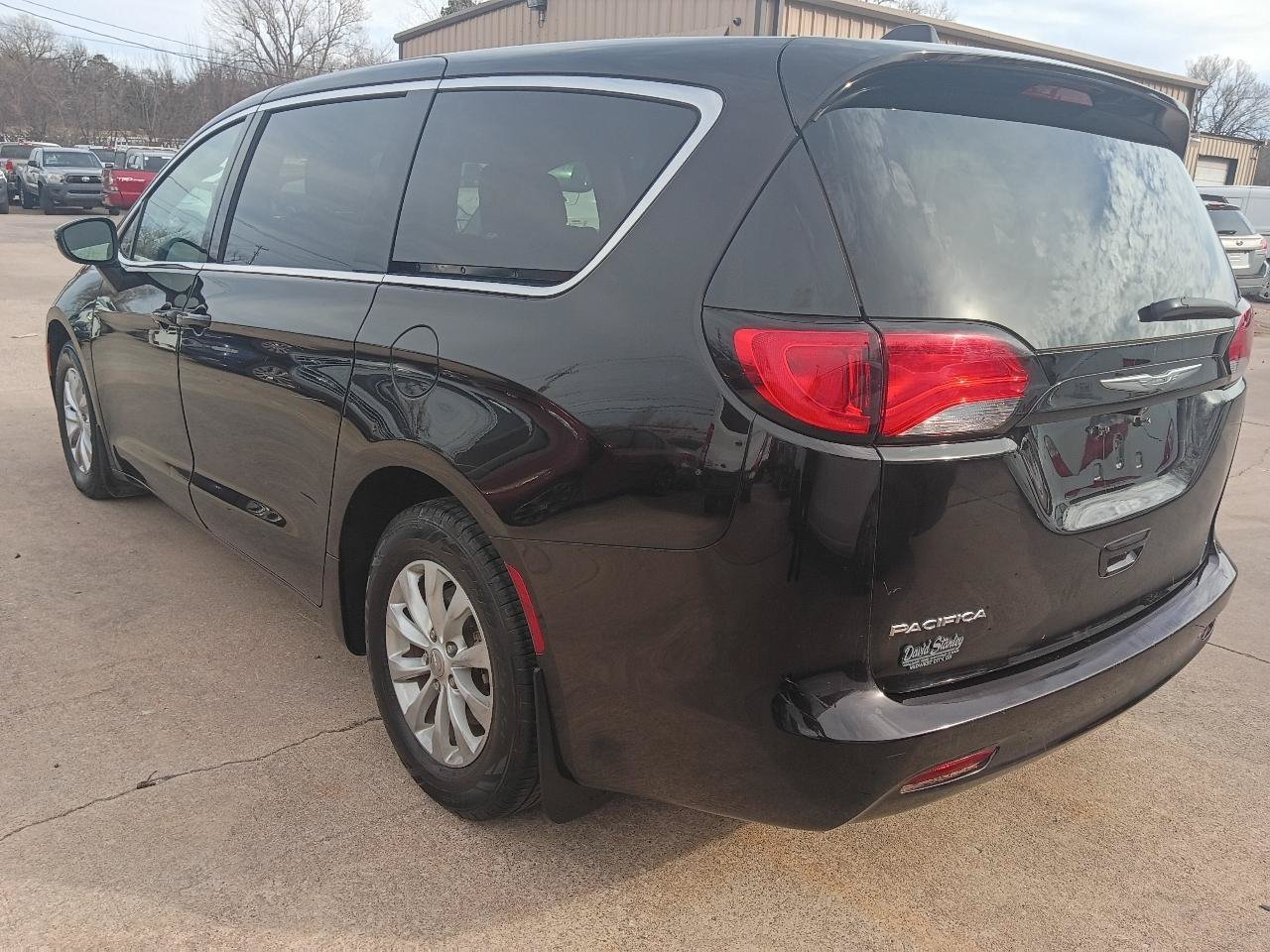 Used 2017 Chrysler Pacifica Touring w/ Tire & Wheel Group FWD image 7