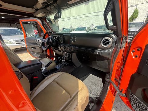 Used 2018 Jeep Wrangler Unlimited Rubicon w/ Dual Top Group AWD/4WD image 16