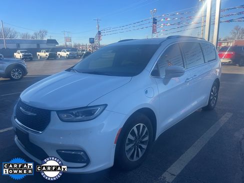 Used 2021 Chrysler Pacifica Touring-L image 2