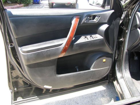 Used 2011 Toyota Highlander Limited w/ Tow Pkg FWD image 8