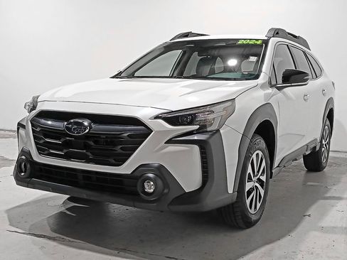 Used 2024 Subaru Outback Premium AWD/4WD image 3