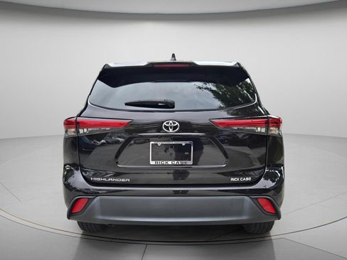 Used 2022 Toyota Highlander L FWD image 6