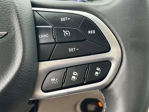 Used 2022 Chrysler Pacifica Touring-L FWD image 22