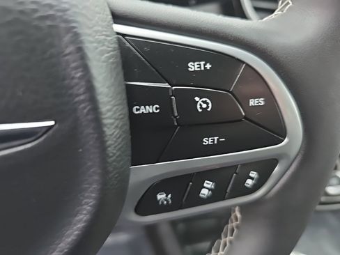 Used 2025 Chrysler Pacifica Select image 26