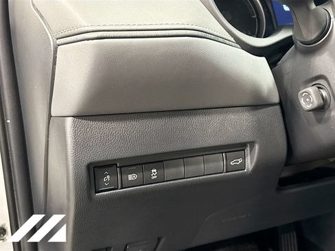 Used 2021 Toyota Venza LE w/ Carpet Mat Package (TMS) AWD/4WD image 10