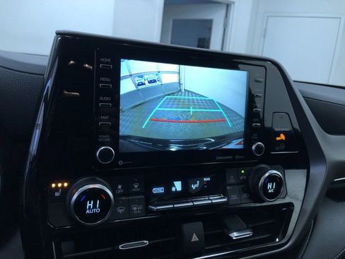 Used 2022 Toyota Highlander XLE image 28