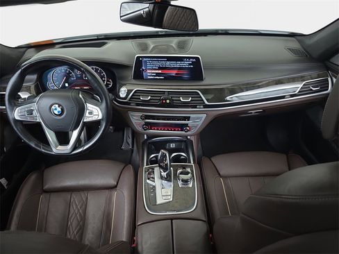 Used 2017 BMW 750i image 10