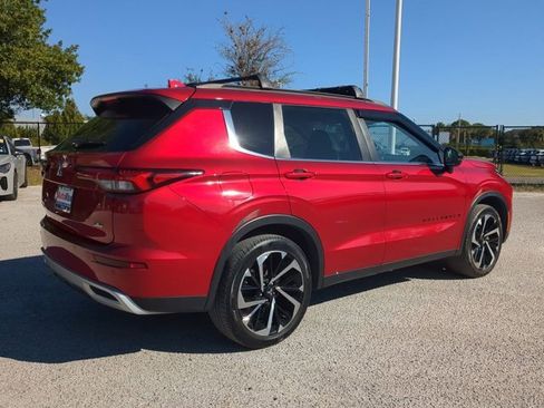 Used 2023 Mitsubishi Outlander SE image 4