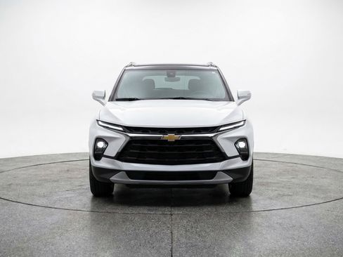 Used 2025 Chevrolet Blazer LT FWD image 2