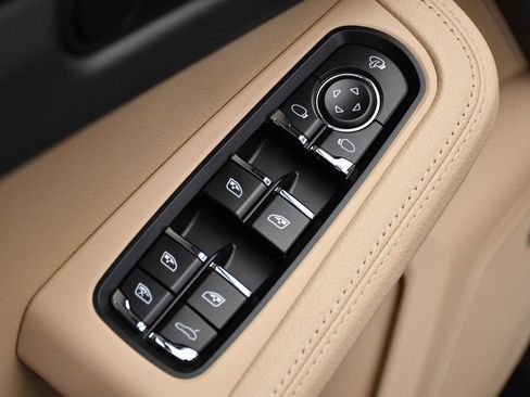 Used 2025 Porsche Macan image 32