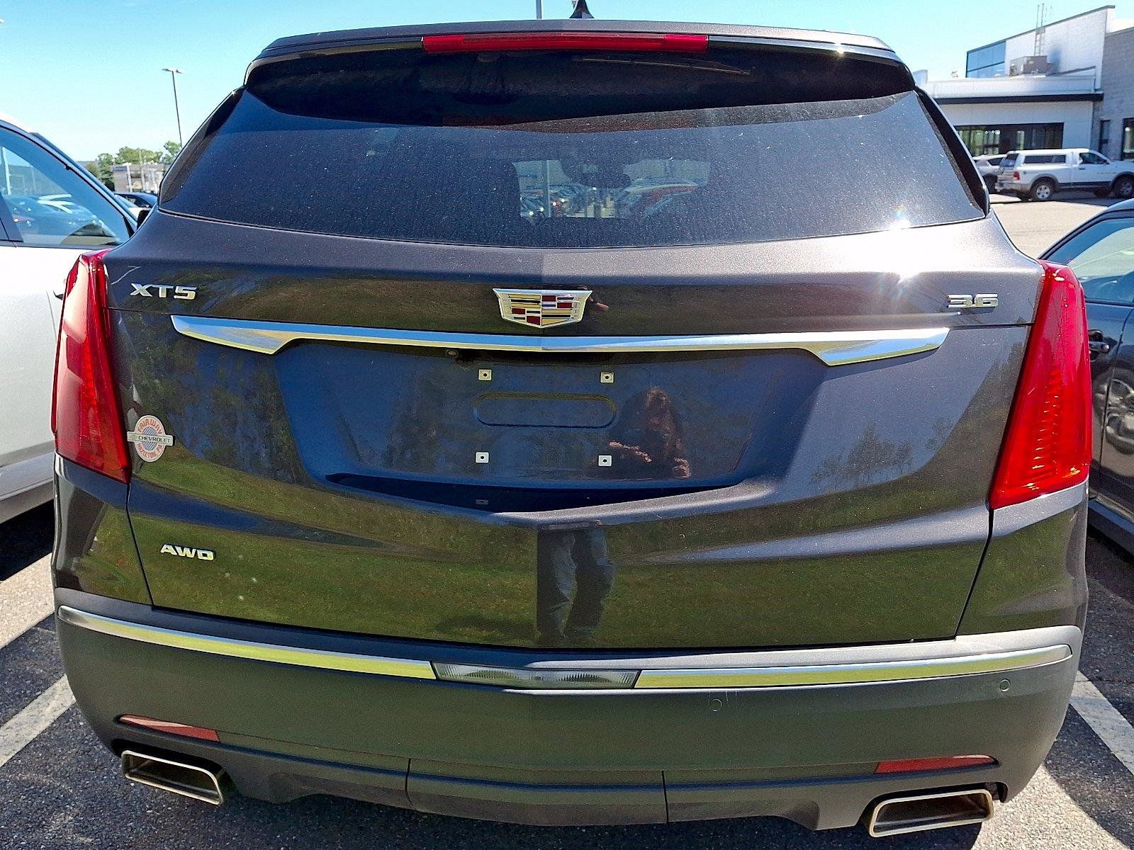 Used 2017 Cadillac XT5 Luxury w/ Driver Awareness Package AWD/4WD image 3