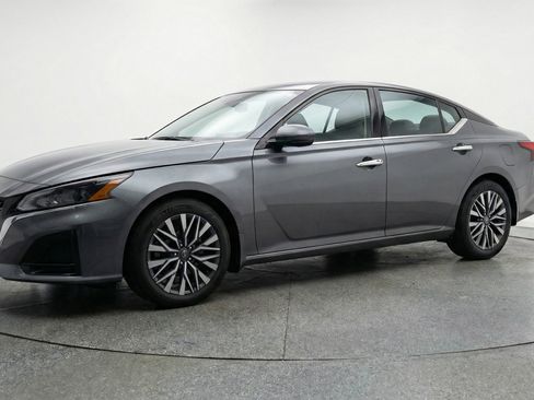 Used 2025 Nissan Altima 2.5 SV image 3