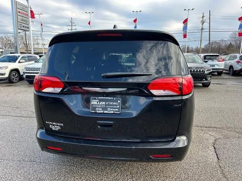Used 2022 Chrysler Voyager LX FWD image 4