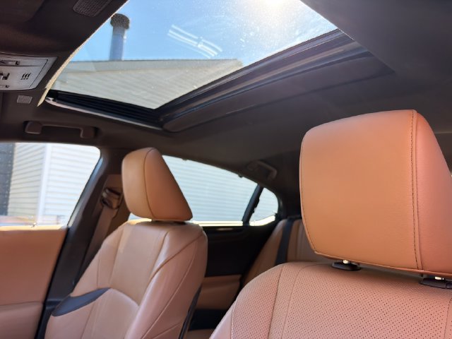 Used 2021 Lexus ES 300h Ultra Luxury w/ Accessory Package 2 FWD image 23