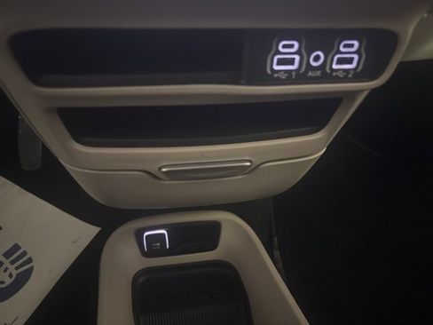 Used 2024 Chrysler Pacifica Touring-L image 42