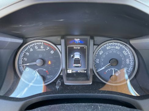 Used 2022 Toyota Tacoma TRD Off-Road w/ TRD Premium Off Road Package AWD/4WD image 6