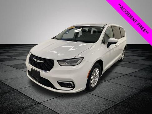 Used 2023 Chrysler Pacifica Touring-L FWD image 3