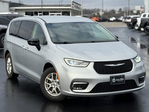 Used 2024 Chrysler Pacifica Touring-L image 4