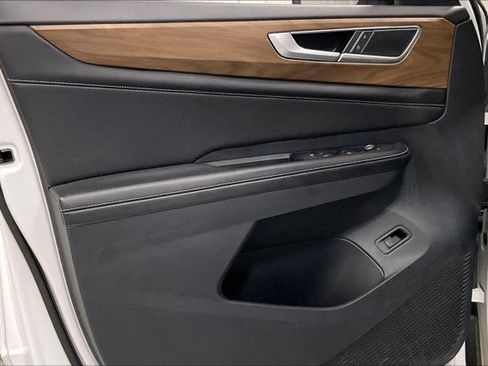 Used 2024 Volkswagen Atlas SE image 23