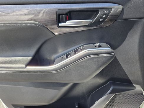 Used 2023 Toyota Highlander Platinum FWD image 21