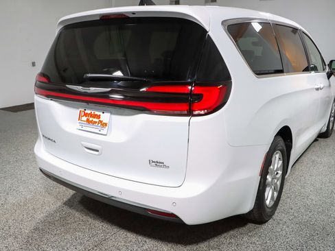 Used 2023 Chrysler Pacifica Touring-L FWD image 7