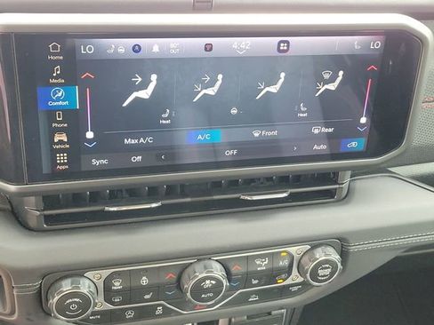 Used 2025 Jeep Wrangler Unlimited Rubicon w/ Convenience Group AWD/4WD image 32