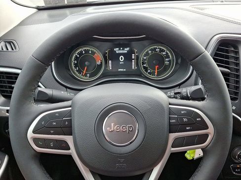 Used 2022 Jeep Cherokee Latitude AWD/4WD image 18