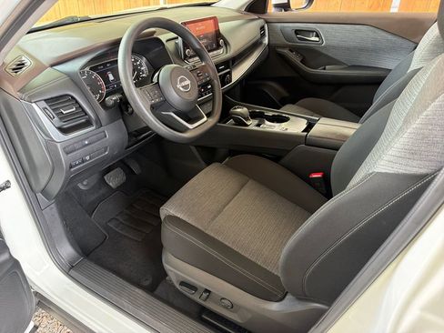 Used 2023 Nissan Rogue SV FWD image 2