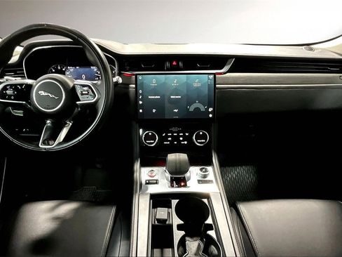 Used 2021 Jaguar F-PACE image 7
