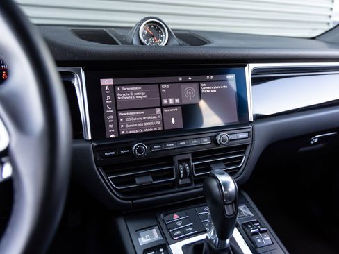 Certified 2020 Porsche Macan image 15