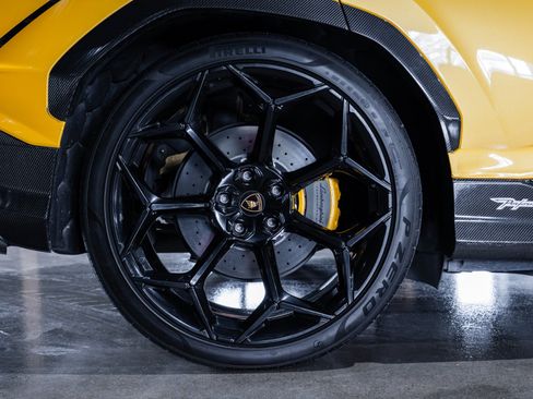 Used 2024 Lamborghini Urus Performante AWD/4WD image 34