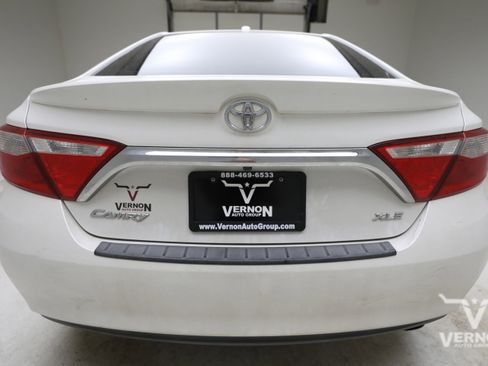 Used 2017 Toyota Camry XLE w/ Moonroof Package FWD image 3