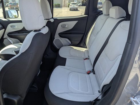 Used 2022 Jeep Renegade Latitude AWD/4WD image 9