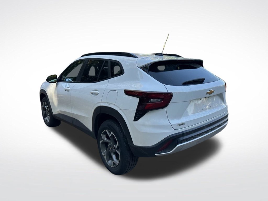 Used 2024 Chevrolet Trax LT w/ LT Convenience Package FWD image 3