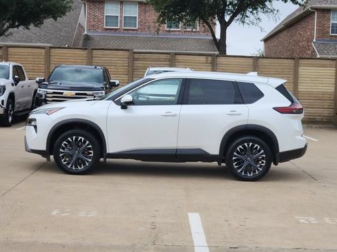 Used 2025 Nissan Rogue SL w/ Tech Package FWD image 13