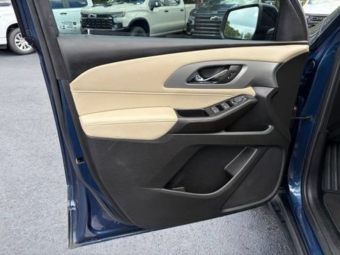 Used 2022 Chevrolet Traverse LS FWD image 12