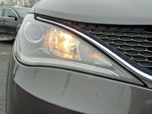 Used 2018 Chrysler Pacifica Touring-L image 9