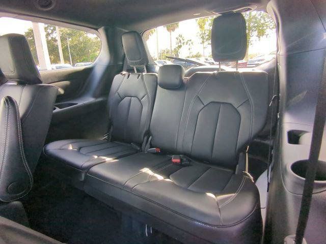 Certified 2025 Chrysler Pacifica Select FWD image 15