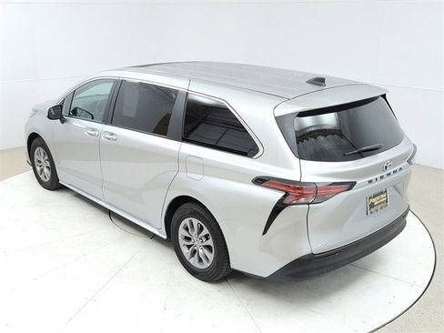 Used 2022 Toyota Sienna XLE image 17