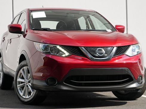Used 2019 Nissan Rogue Sport S w/ Appearance Package FWD image 2