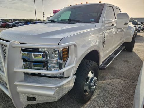 Used 2018 Ford F350 Lariat w/ Lariat Value Package AWD/4WD image 2