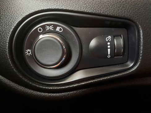 Used 2023 Jeep Renegade Latitude AWD/4WD image 18