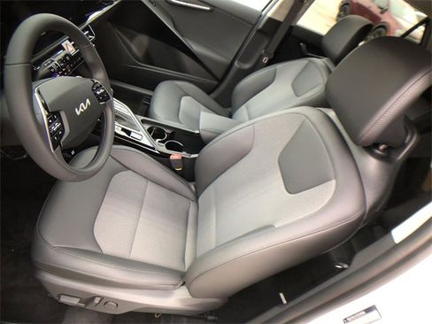 New 2025 Kia Niro EX image 11