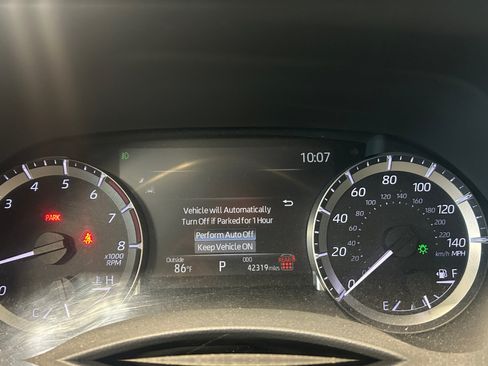 Used 2024 Toyota Highlander LE AWD/4WD image 17