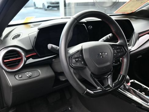 Used 2025 Chevrolet Trax RS FWD image 15