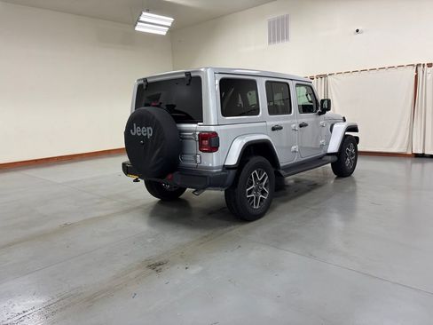Used 2024 Jeep Wrangler Unlimited Sahara AWD/4WD image 8