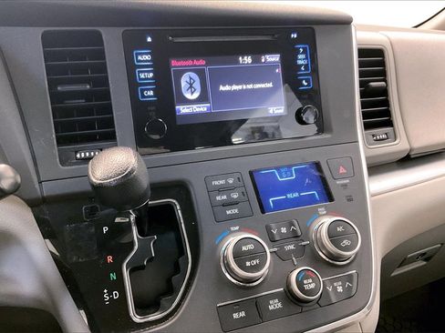 Used 2015 Toyota Sienna L image 4