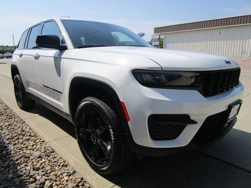 New 2025 Jeep Grand Cherokee Altitude image 3