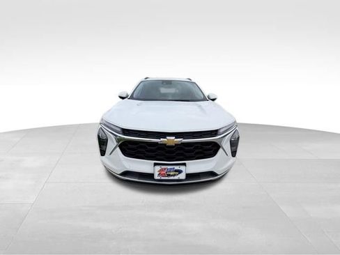 Used 2024 Chevrolet Trax LT w/ Driver Confidence Package FWD image 2